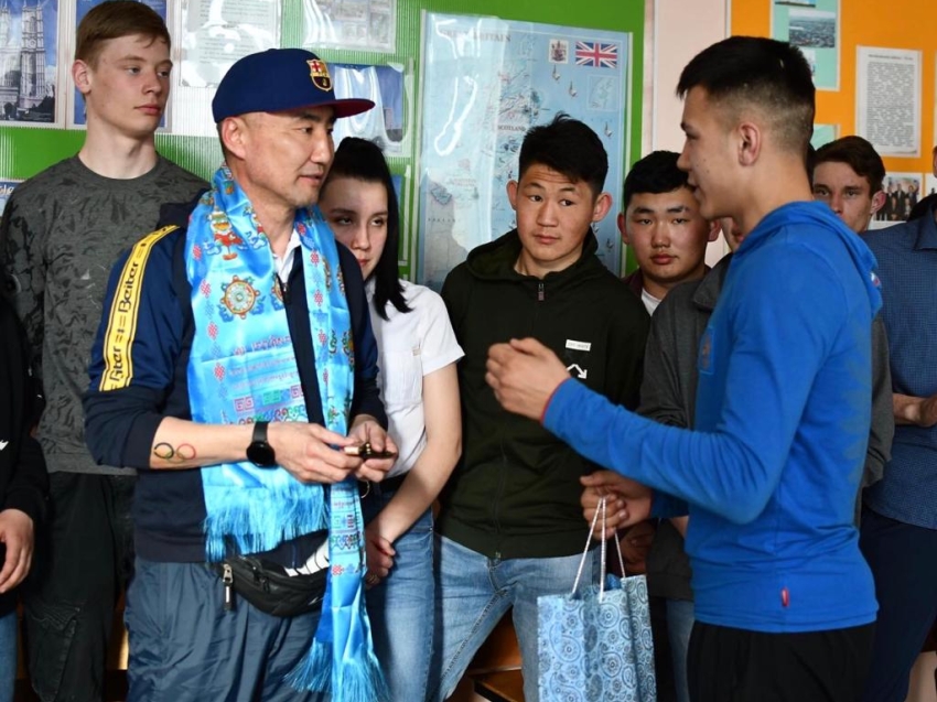 Призер Олимпийских игр Баир Баденов провел встречу со студентами  Могойтуйского аграрно-промышленного техникума